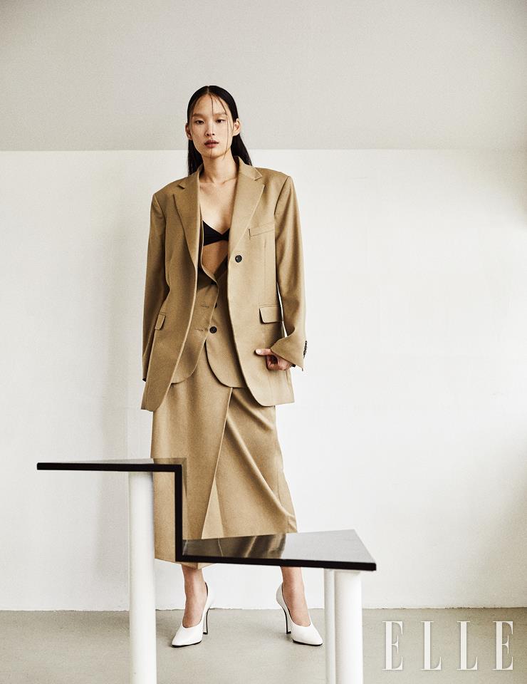 캐멀 컬러의 오버사이즈 블레이저는 41만8천원, 베스트는 27만8천원, 랩스커트는 29만8천원, 모두 Low Classic. 화이트 펌프스는 가격 미정, Tod’s. 블랙 브라는 4만2천원, InA. 