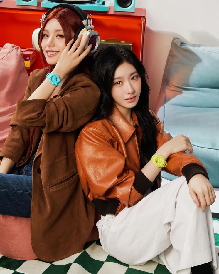 예지가 착용한 시계는 GMA-P2100-2A 터콰이즈 블루, 채령이 착용한 시계는 GA-2100-9A9 옐로 모두 CASIO.