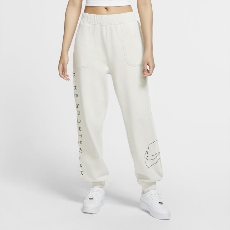 심플한 블랙 레터링과 로고 장식으로 포인트를 준 트레이닝 팬츠는 9만5천원, Nike.