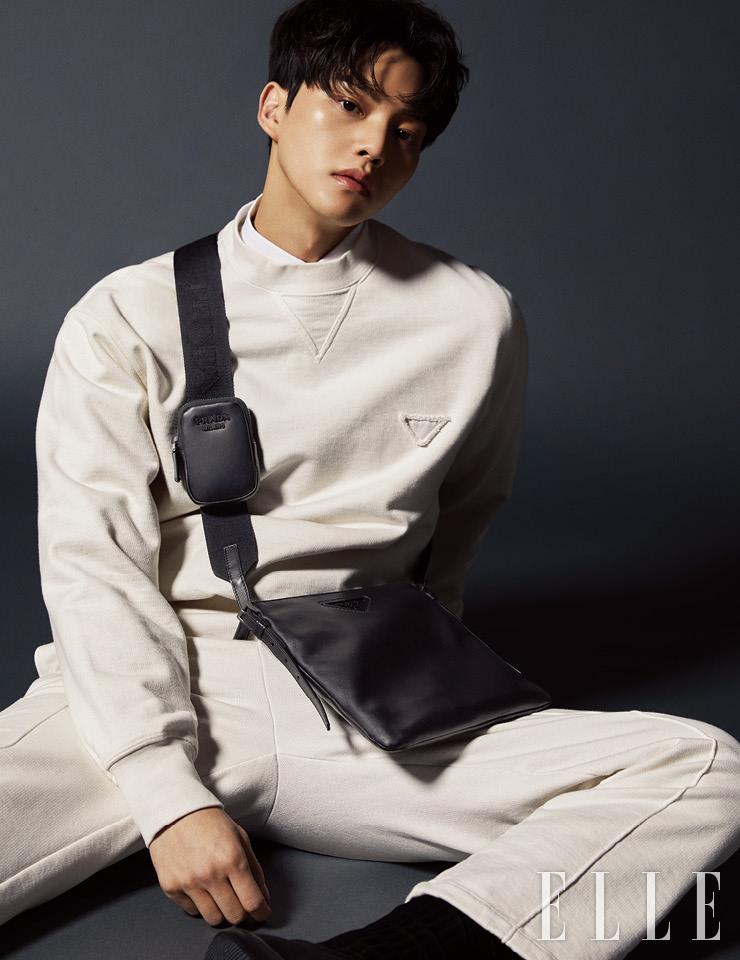 화이트 컬러 스웨트셔츠와 조거 팬츠, 레더 크로스백은 모두 Prada.