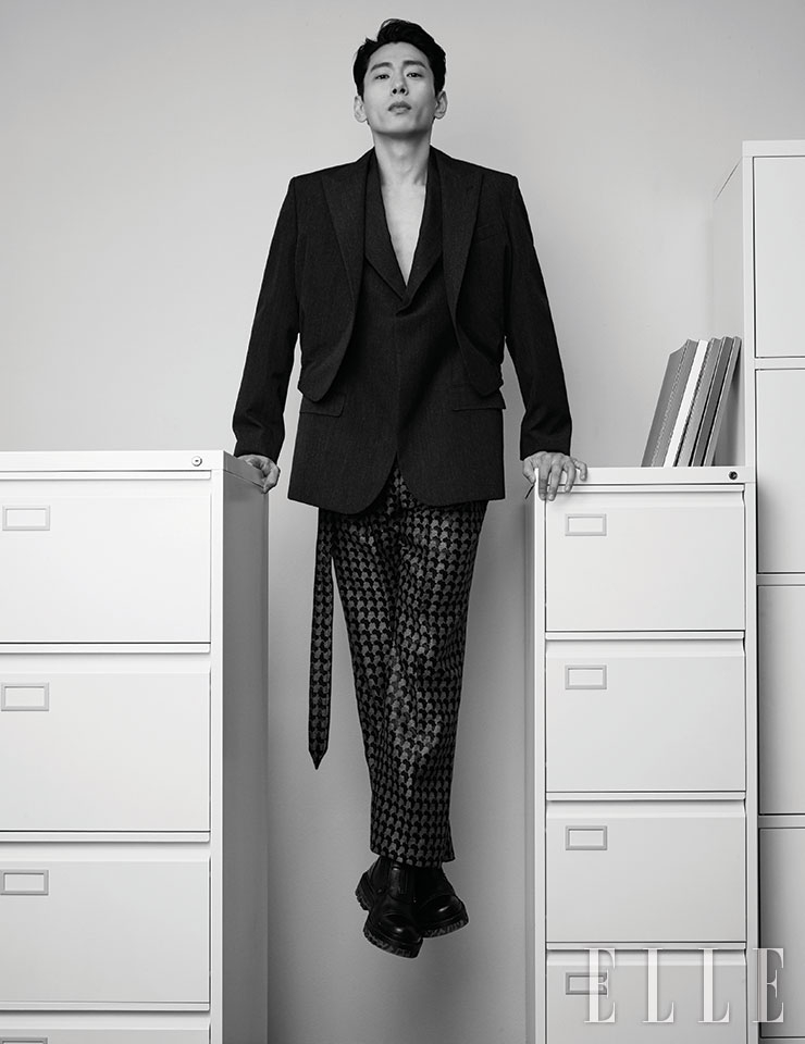 이중으로 디자인된 재킷과 하운즈투스 패턴의 와이드 팬츠는 모두 Louis Vuitton. 블랙 집업 부츠는 Ermenegildo Zegna XXX.