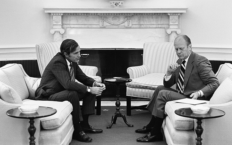 1974년, 홀스빗 로퍼를 착용한 조지 허버트 워커 부시(George H. W. Bush)와 제럴드 포드(Gerald Ford).