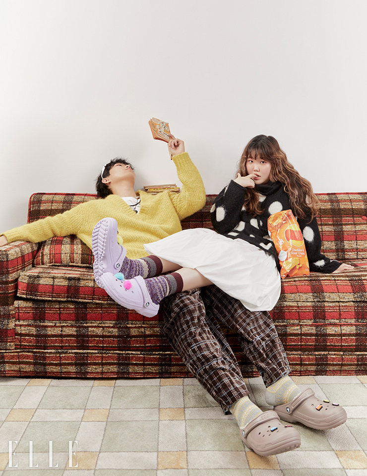 아이코닉한 크록스 클래식 클로그 디자인에 쿠션감이 있는 포근한 퍼 안감을 더한 클래식 라인드 클로그는 모두 Crocs.