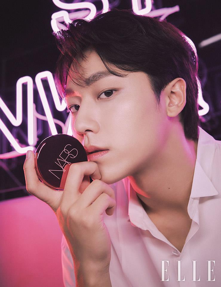 화이트 퍼프 블라우스는 Kimseoryong Homme.