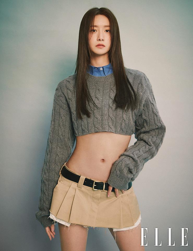 크롭트 케이블 니트 톱과 블루 셔츠, 치노 미니스커트, 레더 벨트는 모두 Miu Miu.