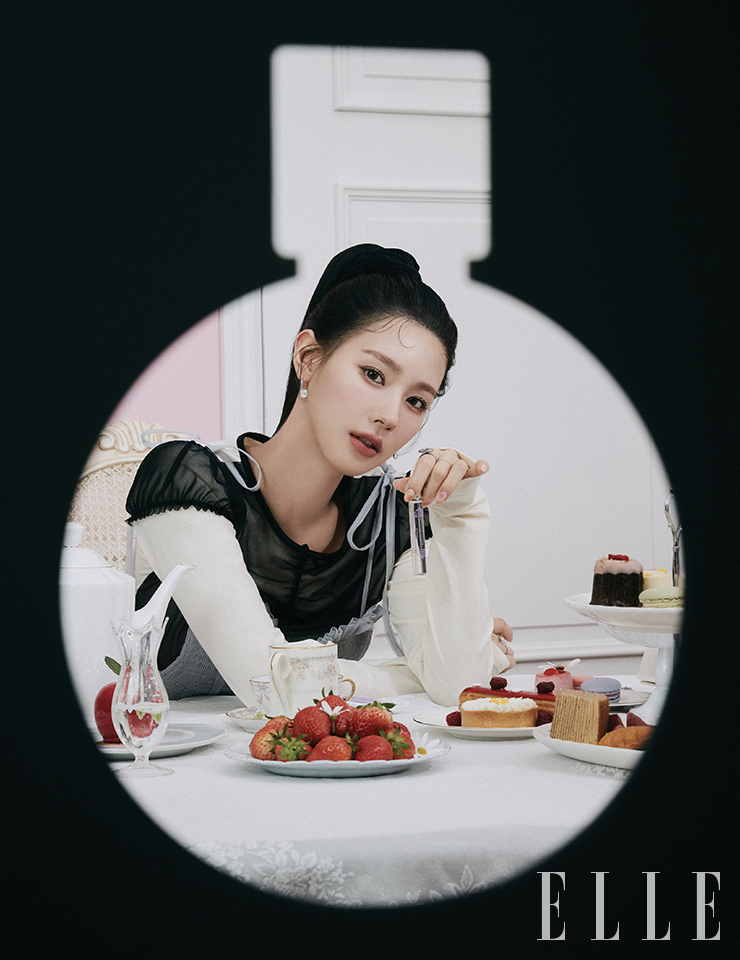 미연이 손에 든 제품은 휴대가 간편한 사이즈로 언제 어디서나 향기를 즐길 수 있고, 농후한 밀크티에 라벤더를 가미해 달콤한 티타임 같은 힐링을 선사하는 오 드 밀크티 블렌드 롤온, 10ml 2만3천원,