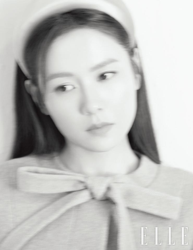 라운드 네크라인에 부착된 타이 디테일이 여성스러운 코트는 BAU by Bride and You. 헤어밴드는 스타일리스트 소장품.