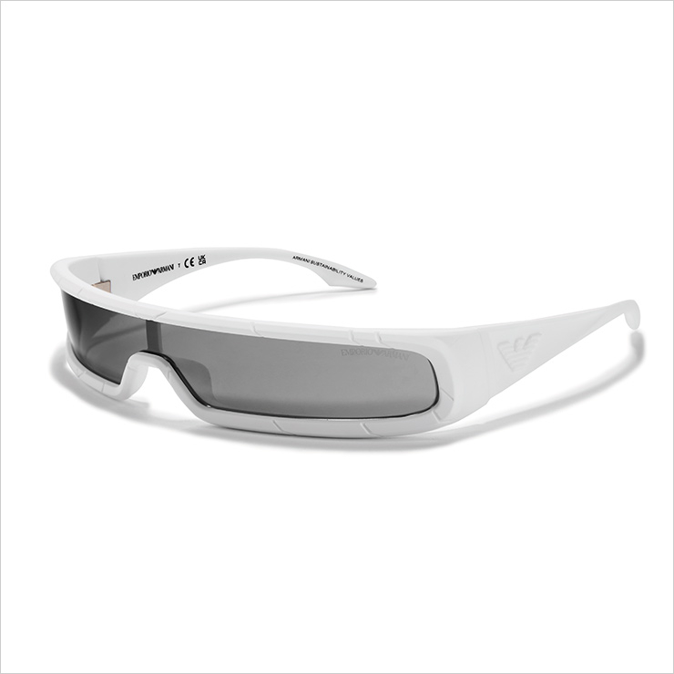 부드러운 곡선의 그레이 렌즈 선글라스는 21만3천원, Emporio Armani by EssilorLuxottica.