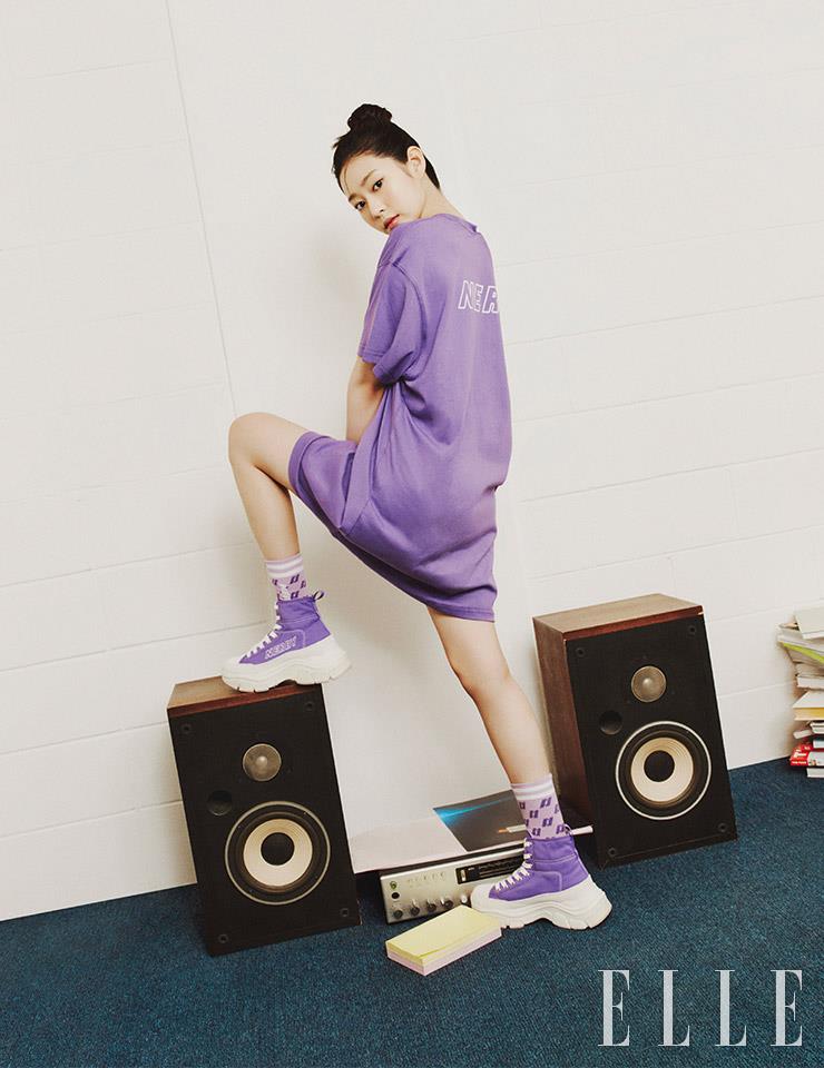 베이식 반팔 롱 드레스, DNA 패턴 삭스, 젤리그 캔버스 로우 슈즈 모두 NERDY.