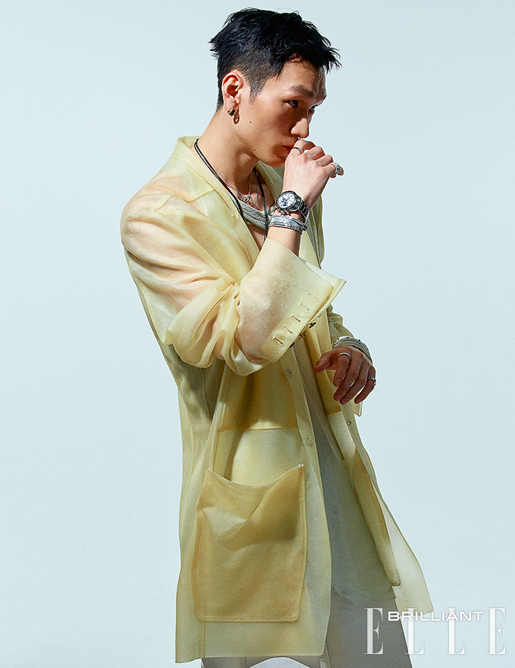 블랙 세라믹 세팅의 ‘비제로원’ 이어링은 4백만원대 BVLGARI. 블루 사파이어와 다이아몬드가 세팅된 ‘주 더 린즈’ 네크리스는 9백만원대, 화이트 골드 소재의 ‘리앙 에비당스’ 네크리스는 4백만원대 모두 CHAUMET. 블랙 새틴 코드의 ‘포스텐 펜던트’ 네크리스는 9백만원대, 블랙 체인의 ‘포스텐 윈치 펜던트’ 네크리스는 2백만원대 모두 FRED. 오른손 검지에 착용한 ‘리앙 에비당스’ 링은 3백만원대 CHAUMET. 소지에 착용한 ‘튤레 이터넬레’ 링은 가격 미정 BUCCELLATI. 오토매틱 크로노그래프 무브먼트로 구동되는 블랙 세라믹 베젤의 ‘크로노마스터 스포츠’ 워치는 1천6백만원대 ZENITH. 블루 사파이어와 다이아몬드가 세팅된 ‘벨 에포크’ 브레이슬릿은 가격 미정 DAMIANI. 샌딩 텍스처 디테일의 ‘마크리 클래시카’ 브레이슬릿은 가격 미정 BUCCELLATI. 다이아몬드가 세팅된 화이트 골드 소재의 ‘벨 에포크 릴’ 브레이슬릿은 가격 미정 DAMIANI. 왼팔에 착용한 화이트와 옐로 골드 소재의 ‘마크리 질리오’ 브레이슬릿은 3천9백만원대 BUCCELLATI. 검지에 착용한 ‘벨 에포크 웨딩 밴드’ 링, 소지에 착용한 블루 사파이어와 다이아몬드가 세팅된 ‘벨 에포크’ 링은 모두 가격 미정 DAMIANI. 불투명한 카프 레더 재킷은 7백만원대, 컷아웃 톱은 가격 미정, 화이트 팬츠는 가격 미정 모두 RICK OWENS.