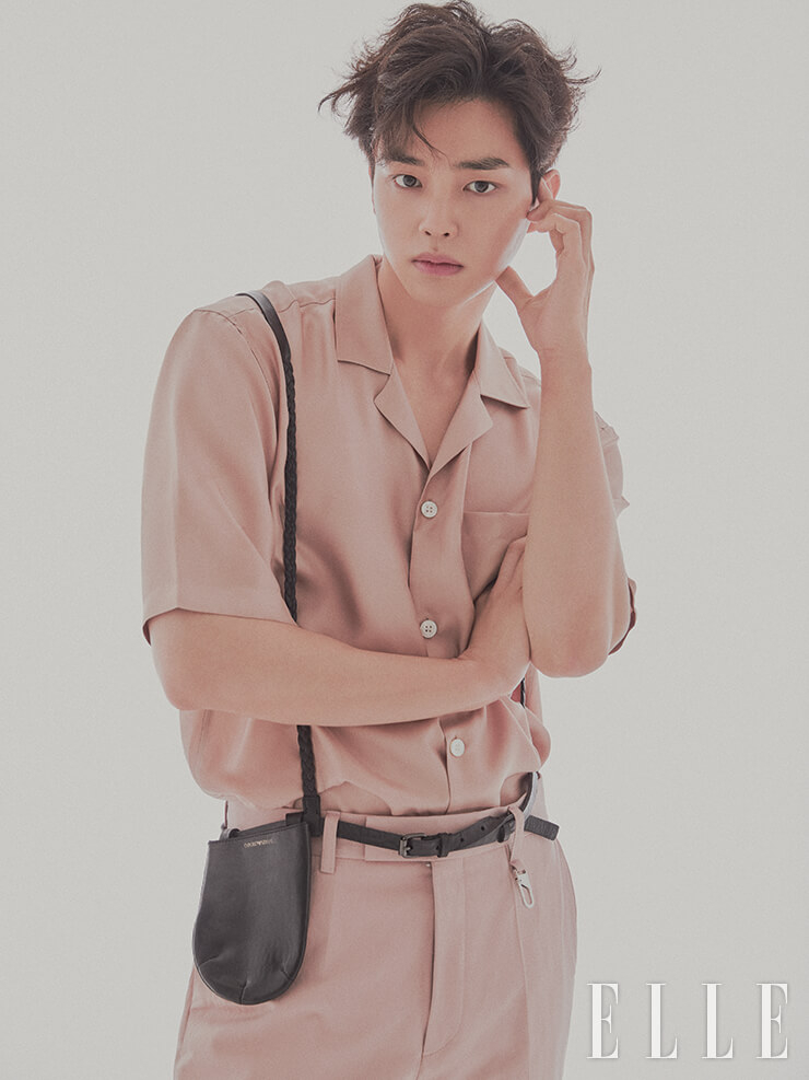 실크 셔츠와 팬츠는 모두 Boss Men. 서스펜더 백은 Emporio Armani. 