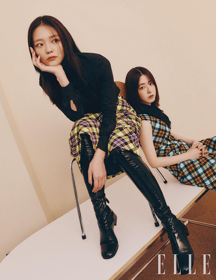 이솜이 입은 블랙 포플린 톱과 체크 롱스커트, 사이하이 부츠는 모두 Prada. 박혜수가 입은 블랙 슬리브리스 셔츠와 체크 슬리브리스 롱 드레스는 모두 Prada.