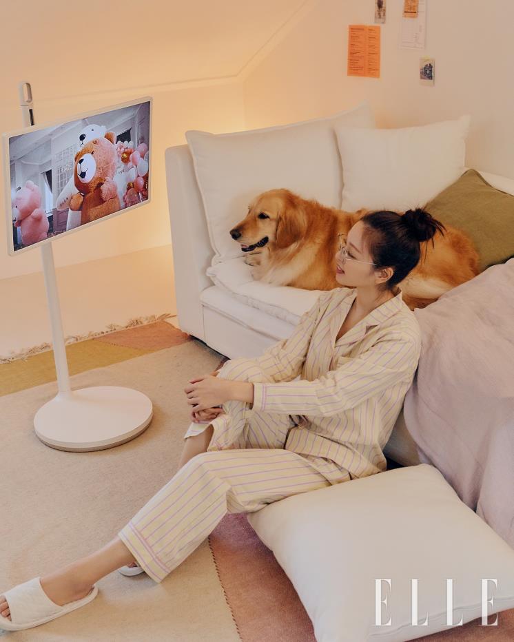 LG스탠바이미 1백 29만원. 옐로 스트라이프 파자마 세트는 Opening Sunshine. 