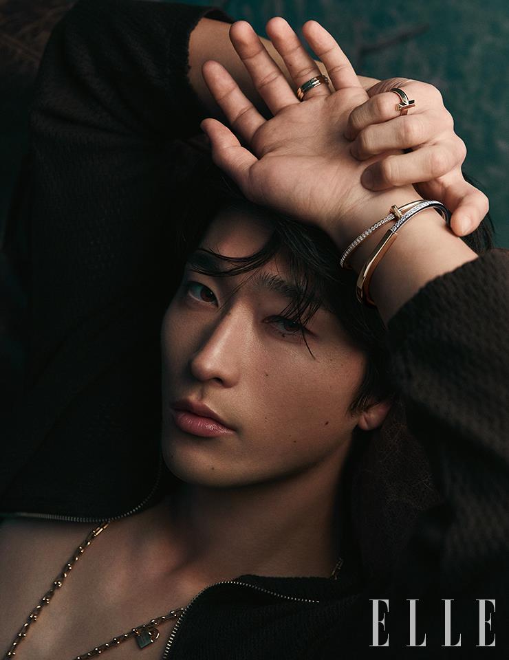 T 모티프의 티파니 T1 내로우 하프 다이아몬드 힌지드 뱅글, 레이어드한 화이트골드, 옐로골드, 라운드 브릴리언트 컷 다이아몬드가 돋보이는 티파니 락 하프 파베 다이아몬드 뱅글, 오른손 새끼손가락에 낀 옐로골드 티파니 T1 와이드 링, 왼손 검지에 낀 티파니 T 투 링, 체인 링크의 티파니 하드웨어 랩 네크리스는 모두 Tiffany & Co. 집업 니트는 Our Legacy by Mue.
