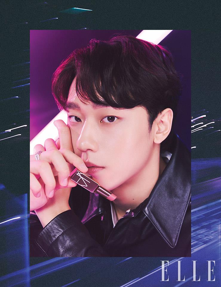 블랙 레더 재킷과 벨티드 팬츠는 모두 Lemaire. 실버 스퀘어 링은 Saint Laurent by Anthony Vaccarello. 화이트 티셔츠와 스퀘어 토 부츠, 실버 스네이크 네크리스는 모두 스타일리스트 소장품. 