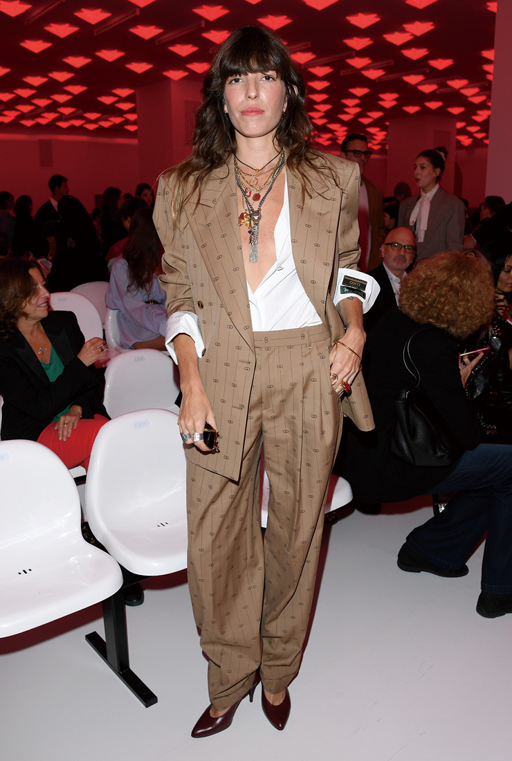  언니 샤를로트 갱스부르와는 달리 여유로운 실루엣을 즐기는 루 드와이옹. 