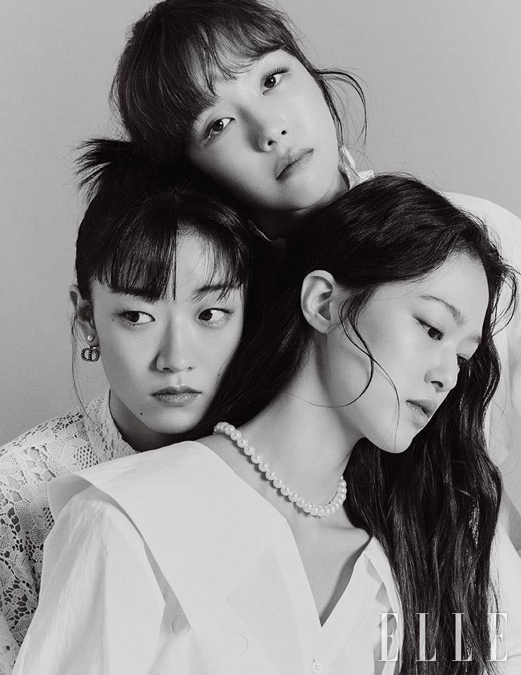 방민아가 입은 블라우스는 Paco Rabanne. 심달기가 입은 드레스는 Zimmermann. 한성민이 입은 블라우스는 Iro. 화이트 코튼 드레스는 Prada. 네크리스는 스타일리스트 소장품.