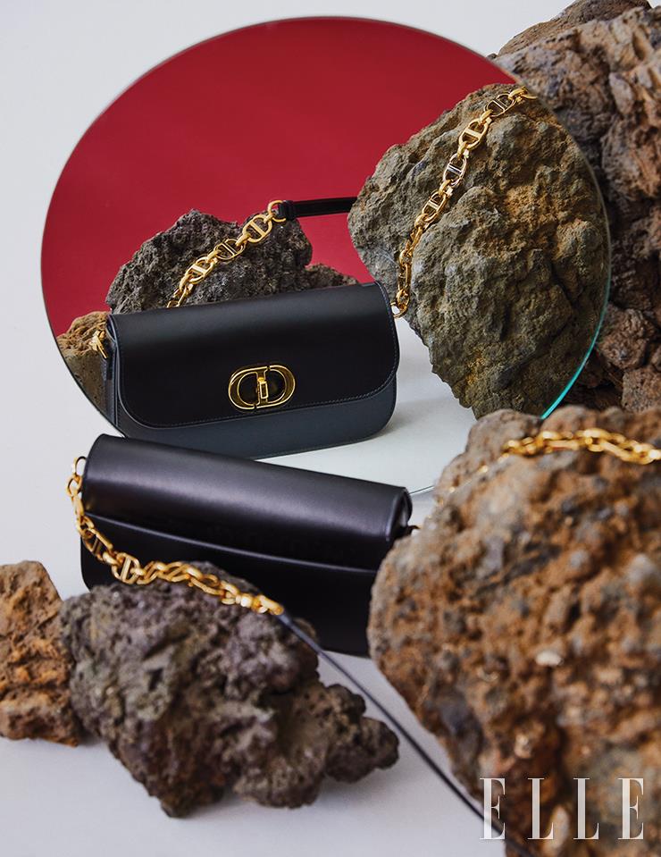 미니멀한 디자인의 ‘30 몽테인’ 백은 Dior.