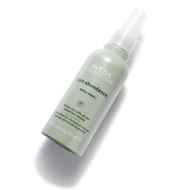 쉽게 가라앉는 가는 모발도 강력하게 고정해 풍성한 볼륨을 완성해 주는 퓨어 어번던스&trade; 볼류마이징 헤어스프레이, 3만2천원, Aveda.