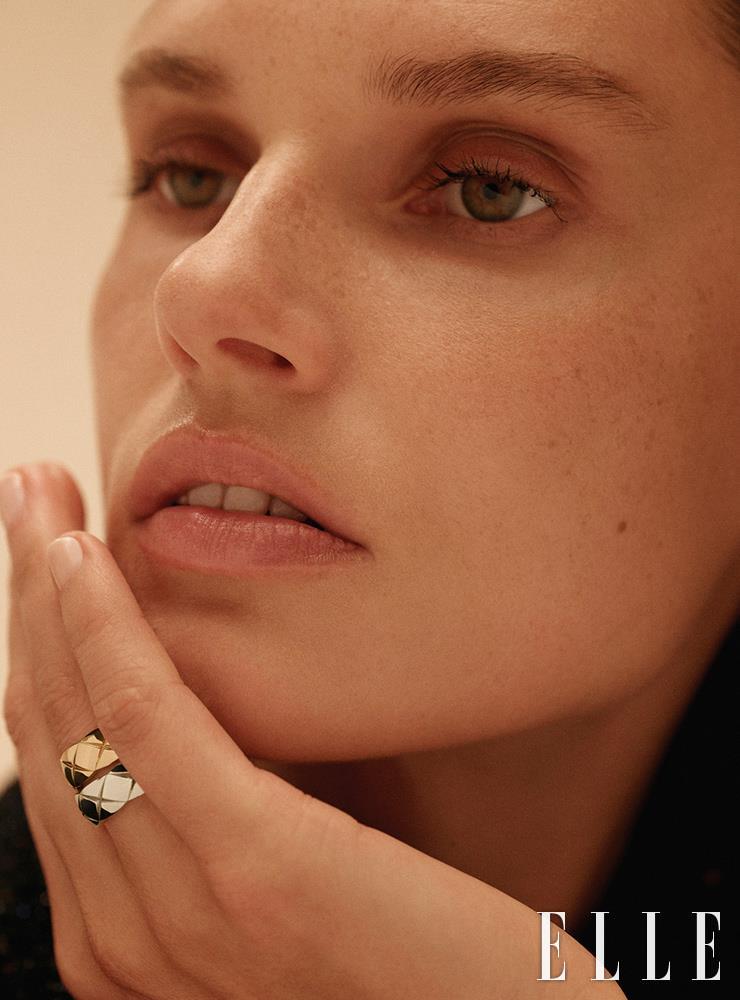 다채로운 레이어드를 보여주는 캠페인 이미지.