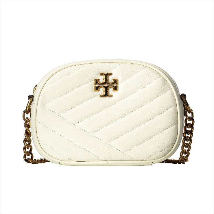 골드 로고 장식이 돋보이는 화이트 숄더백은 53만원, Tory Burch.