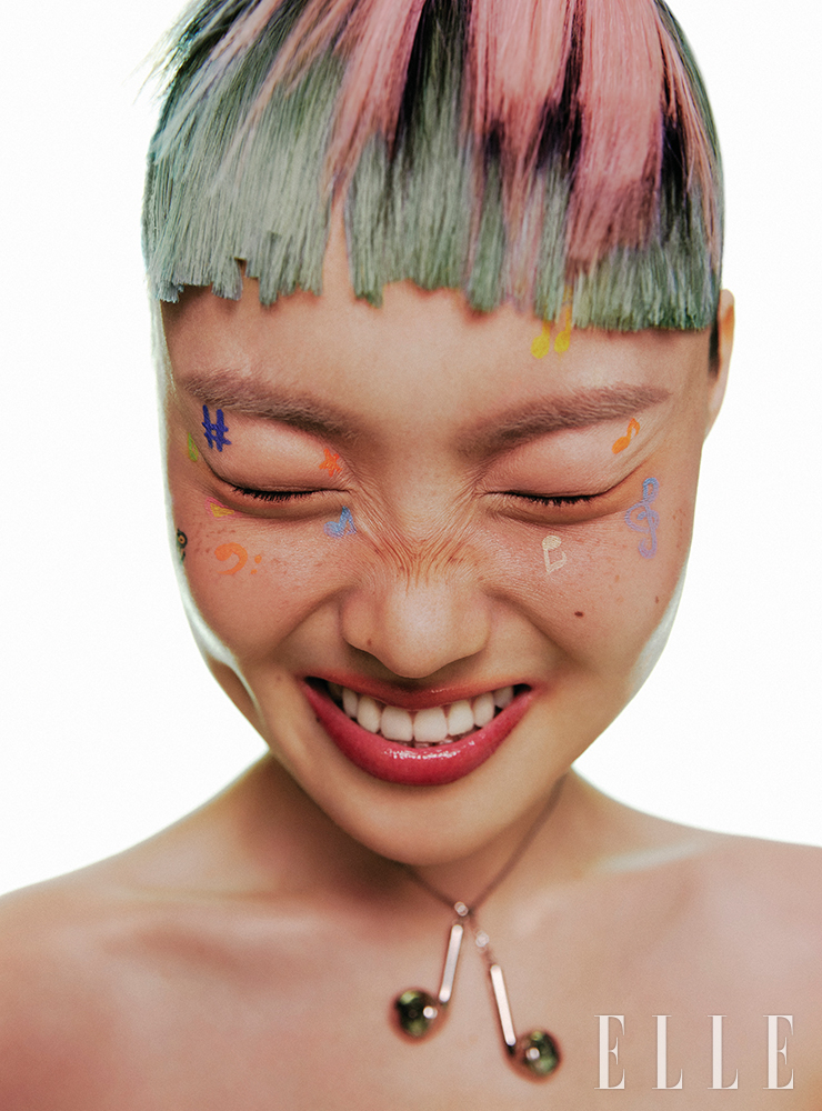 이어폰 모티프의 목걸이는 Portrait Report.