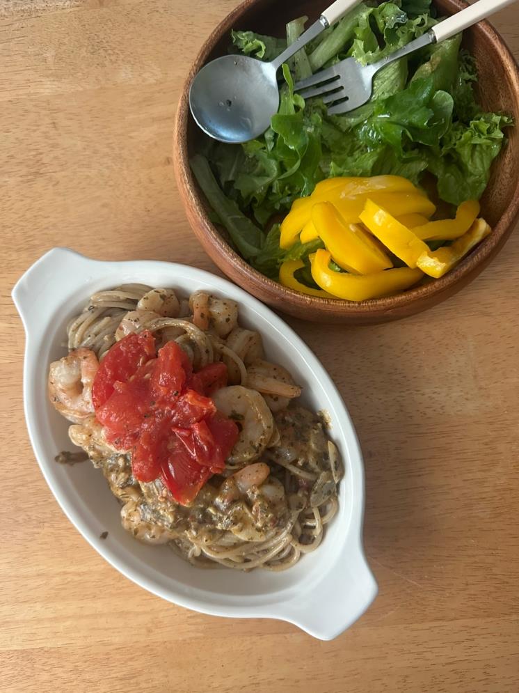 바질 페스토, 마늘, 새우, 구운 완숙 토마토를 넣은 현미파스타와 샐러드