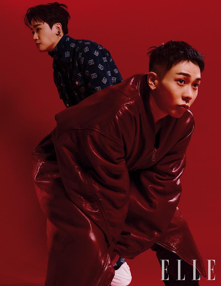 쿠기가 입은 데님 재킷과 톱은 Dolce & Gabbana. 로꼬가 입은 레더 롱 재킷과 팬츠는 모두 Prada.