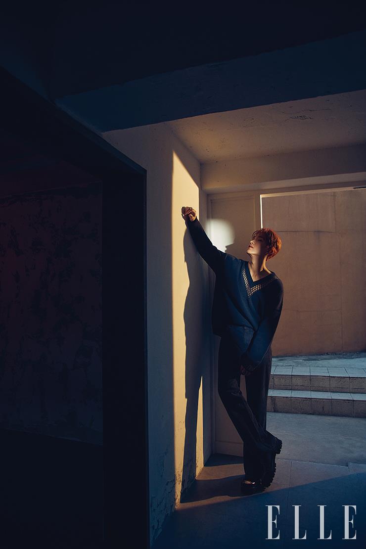 니트톱은 Raf Simons. 팬츠는 스타일리스트 소장품. 슈즈는 MM6 Maison Margiela.