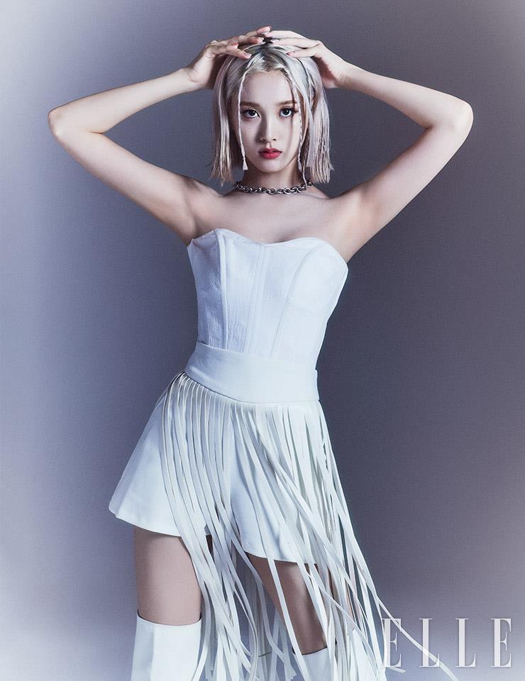 태슬 장식이 달린 톱은 Ryoojin kim. 화이트 팬츠는 Dint. 화이트 레더 사이 하이 부츠는 Rachel cox. 실버 체인 네크리스는 Original object. 