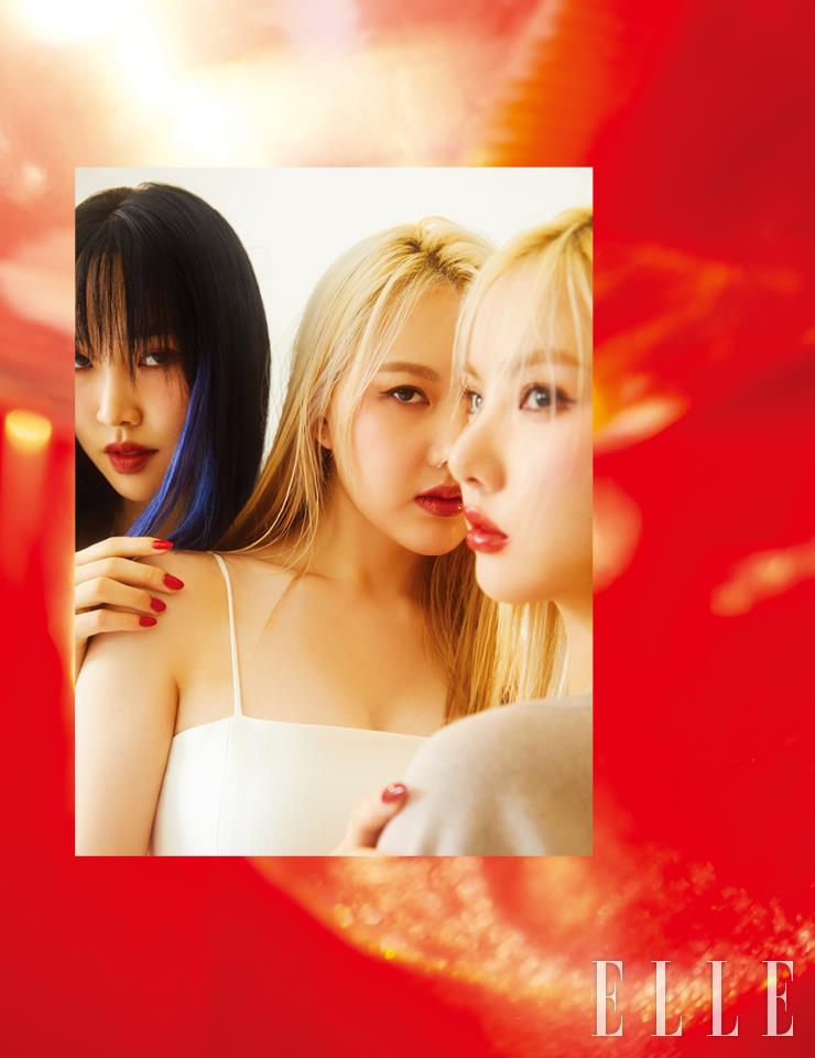 예린이 입은 스파게티 스트랩 드레스는 Eenk. 은하가 입은 스퀘어넥 톱은 COS.