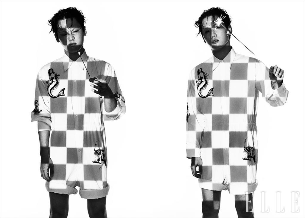  점프 수트는 Prada.