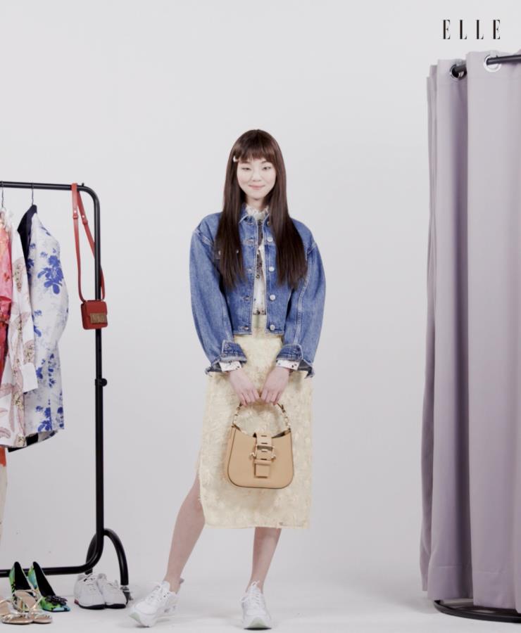 플라워 프린트 블라우스는 Berenice, 데님 재킷은 Off White™, 플라워 아플리케 스커트는 Romanchic. '뮤즈' 백은 Saddler seoul.