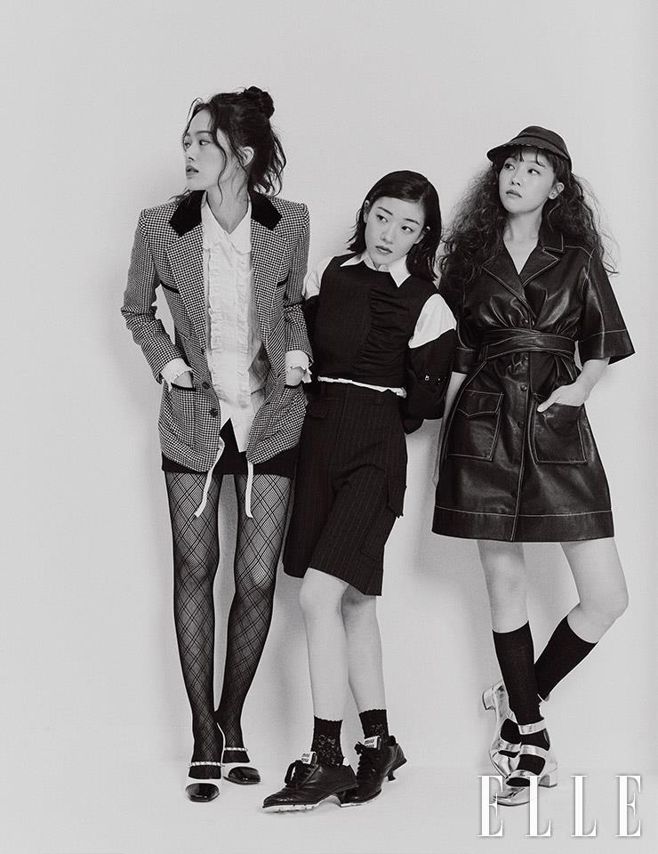 한성민이 입은 셔츠와 블레이저, 스커트, 타이즈는 모두 Saint Laurent. 방민아가 입은 벨티드 드레스는 Ganni. 심달기가 입은 화이트 셔츠는 Prada. 핀스트라이프 톱과 쇼츠는 Ganni by Beaker. 블랙 스니커즈 힐은 Miu Miu.