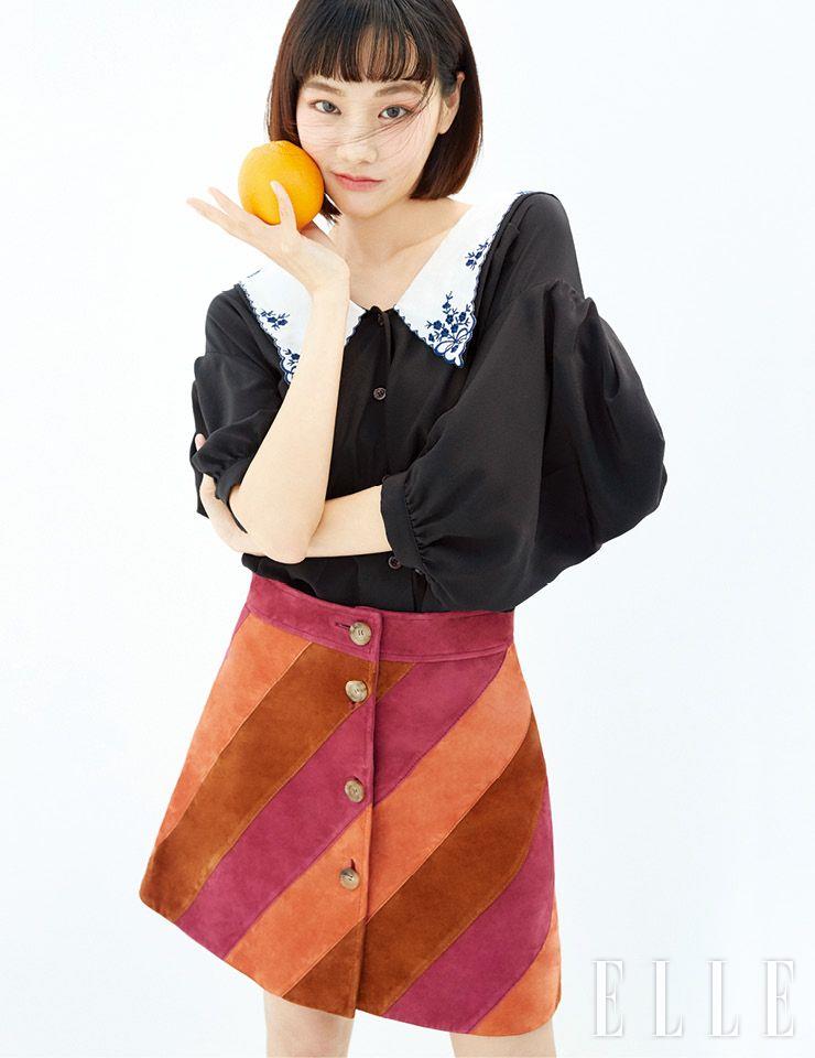 퍼프 슬리브 셔츠와 컬러 블록 스웨이드 스커트는 모두 Miu Miu.