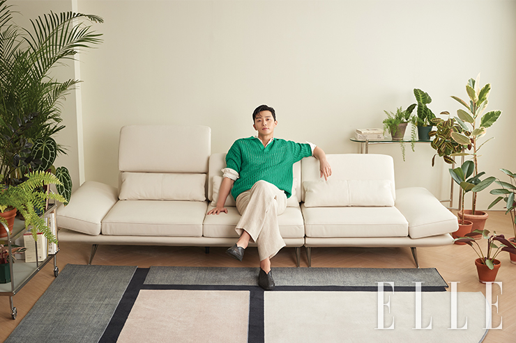 에싸의 베스트셀러 엠마 소파에 새롭게 론칭한 슈렁큰텐더 가죽을 적용했다. 가죽 본연의 탄탄함과 부드러운 촉감을 동시에 느낄 수 있으며, 리프트 기능이 적용돼 등방석을 위아래로 움직여 허리부터 목까지 편안하게 기댈 수 있다. 엠마 4인 리프트 기능 슈렁큰텐더 가죽 소파 Essa. 니트는 Wooyoungmi, 셔츠는 OurLegacy, 팬츠는 SandroHomme, 슈즈는 Lemaire.