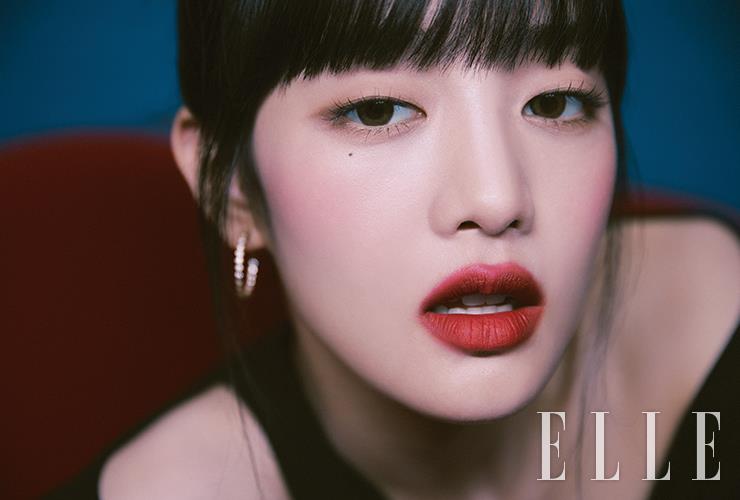 블랙 셔링 오프 톱은 Songe Creux. 와이드 팬츠는 Hyein Seo. 스틸레토 앵클부츠는 Saint Laurent. 이어링은 스타일리스트 소장품. 