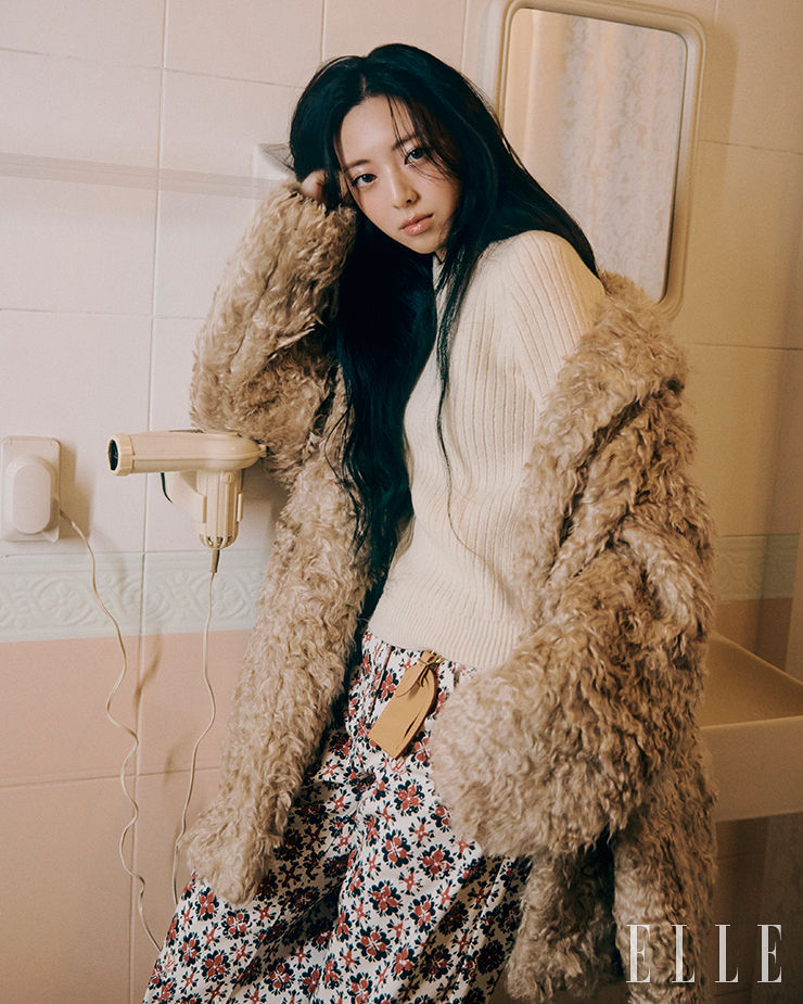 아이보리 니트 톱과 페이크 퍼 코트, 프린트 팬츠는 모두 Louis Vuitton.