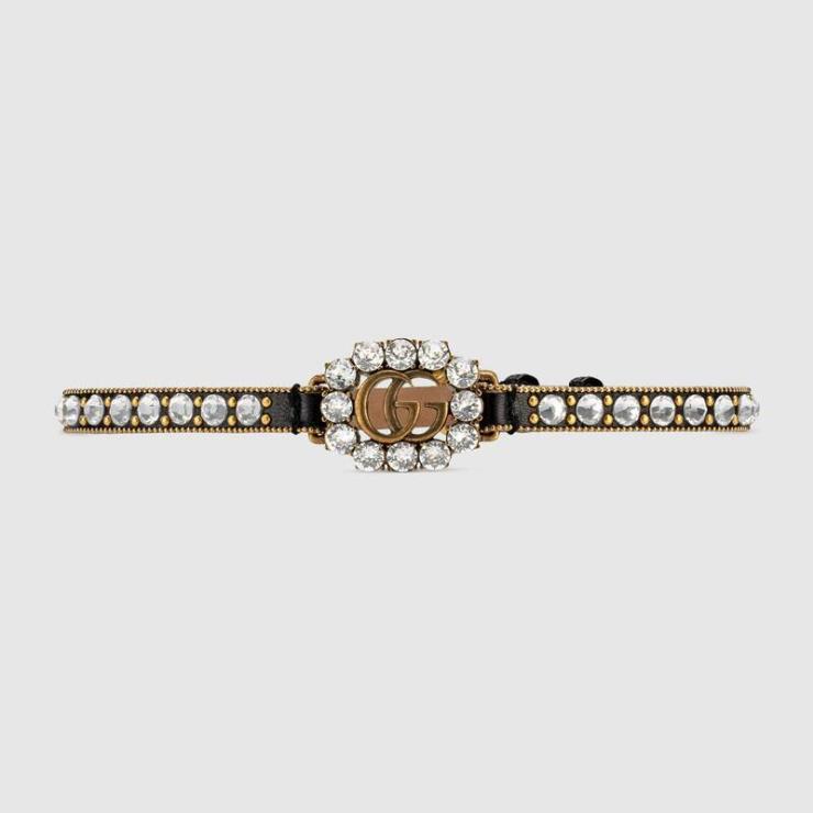 구찌 고유의 오리지널리티를 느낄 수 있는 더블 G 디테일의 초커는 1백23만원, Gucci.