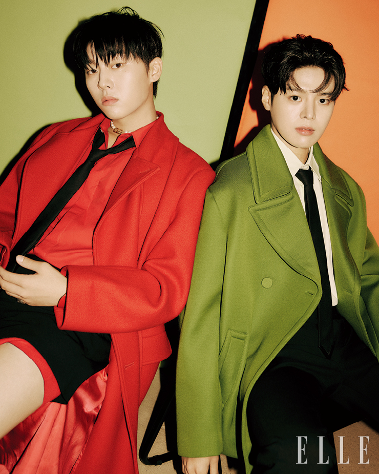 현욱이 입은 레드 셔츠, 블랙 쇼트 팬츠, 타이, 진주 네크리스는 모두 Valentino. 레드 쇼트 팬츠는 Barrie. 레드 브레이슬릿은 Christian Louboutin. 링은 Chrome Hearts. 려운이 입은 재킷, 셔츠, 팬츠, 타이는 모두 Valentino.