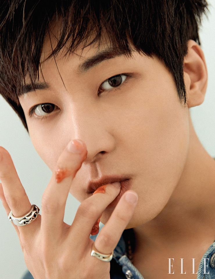 데님 재킷은 Recto. 링은 Chrome Hearts. 