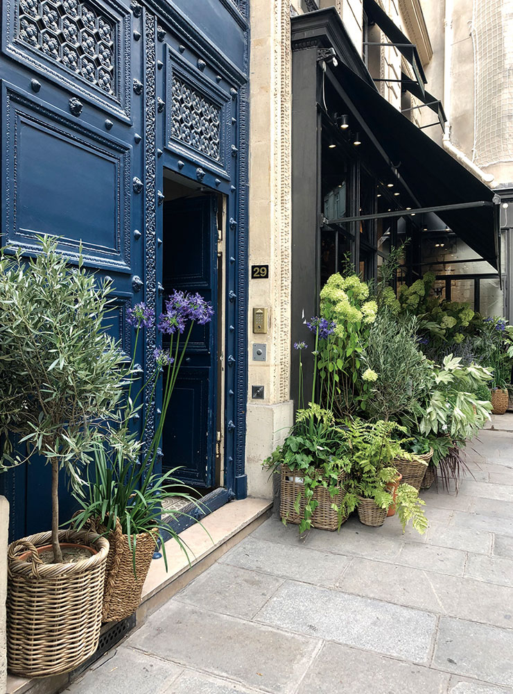 계절감이 넘치는 꽃을 장식한 파리의 플라워 숍 ‘스테파넬 샤펠(Stephanel Chapelle)’. 빈티지하면서도 맥시멀리즘을 추구하는 취향이 드러난다.