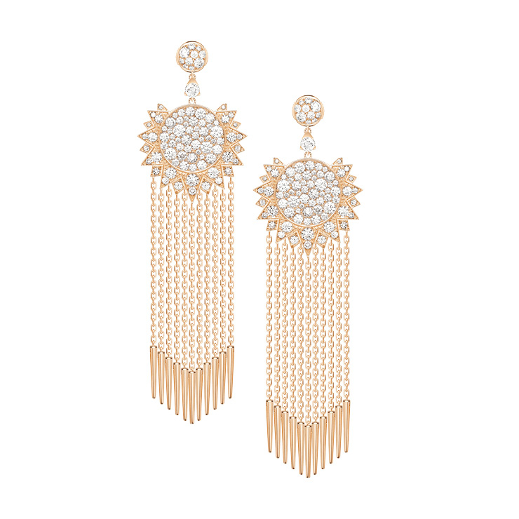 움직임에 따라 찰랑거리는 프린지 이어링은 2천만원대, Piaget.