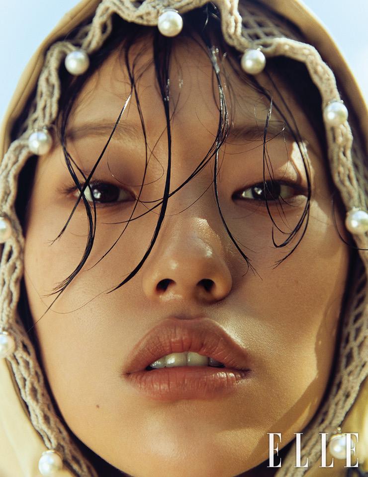 진주를 장식한 그물 소재의 후디드 톱은 가격 미정, Blindness. 케이프 코트는 가격 미정, Hermès.