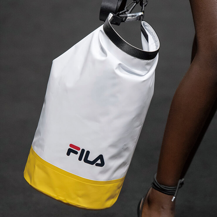 아이코닉한 로고와 경쾌한 컬러 블로킹이 가미된 백.