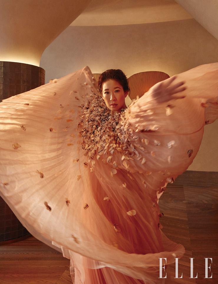 오간자 드레스는 Mary Katrantzou.