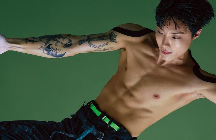 팬츠는 Adidas.