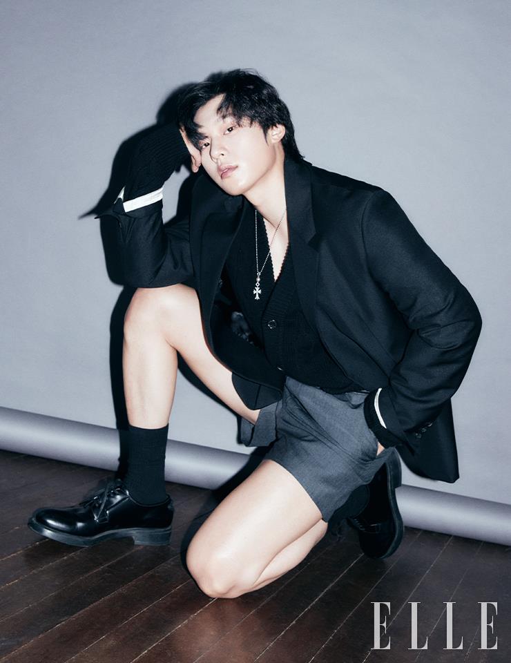 재킷과 카디건, 쇼츠, 슈즈는 모a두 Prada. 네크리스는 Chrome Hearts. 벨트와 삭스는 모두 스타일리스트 소장품.