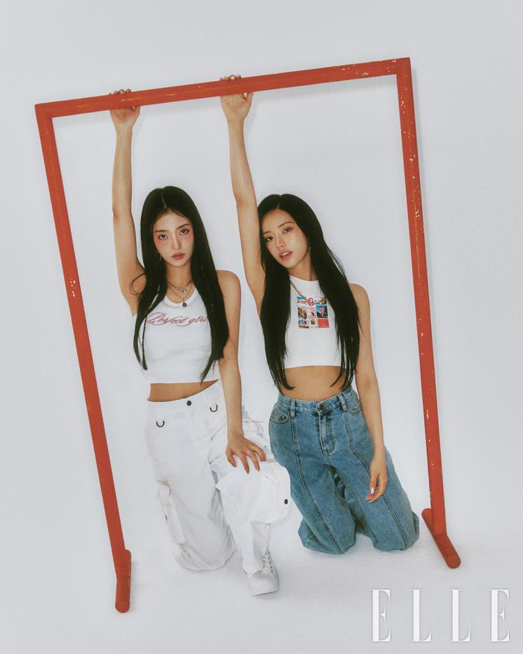 (왼쪽부터) 나경이 입은 슬리브리스 톱은 Cacele. 슈즈는 Converse. 팬츠와 주얼리는 모두 스타일리스트 소장품. 지원이 입은 슬리브리스 톱은 Asif Calie. 데님 팬츠는 Mathieu. 샌들은 Pierre Hardy. 주얼리는 모두 소장품. 