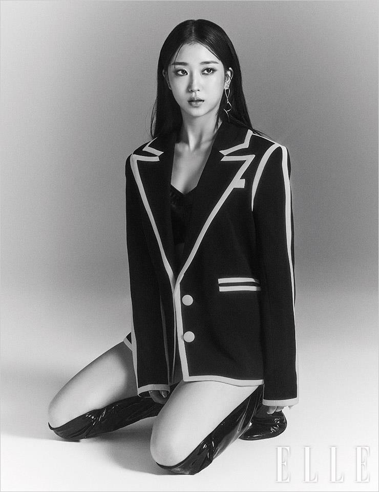 블랙 재킷은 Masion wester. 레더 사이하이 부츠는 Bell & Nouveau. 롱 드롭 이어링은 Goiu.